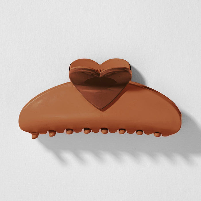 Cute brown claw clip with heart detail, ideal for quick hairstyles and daily wear looks