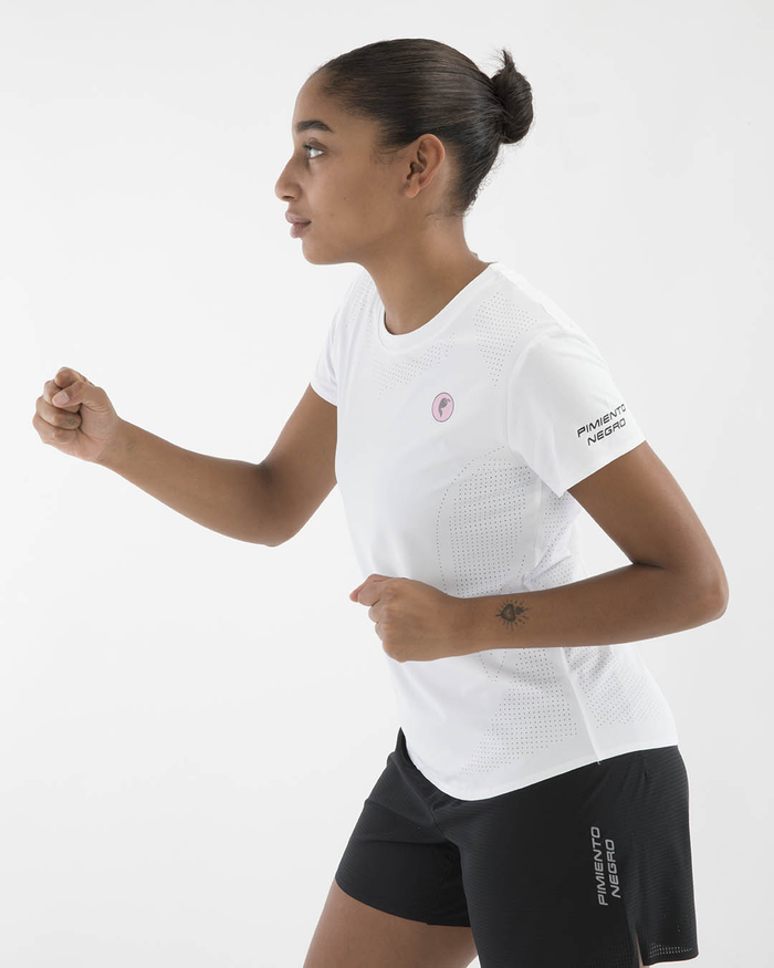 PIMIENTO NEGRO CAMISETA BLANCA